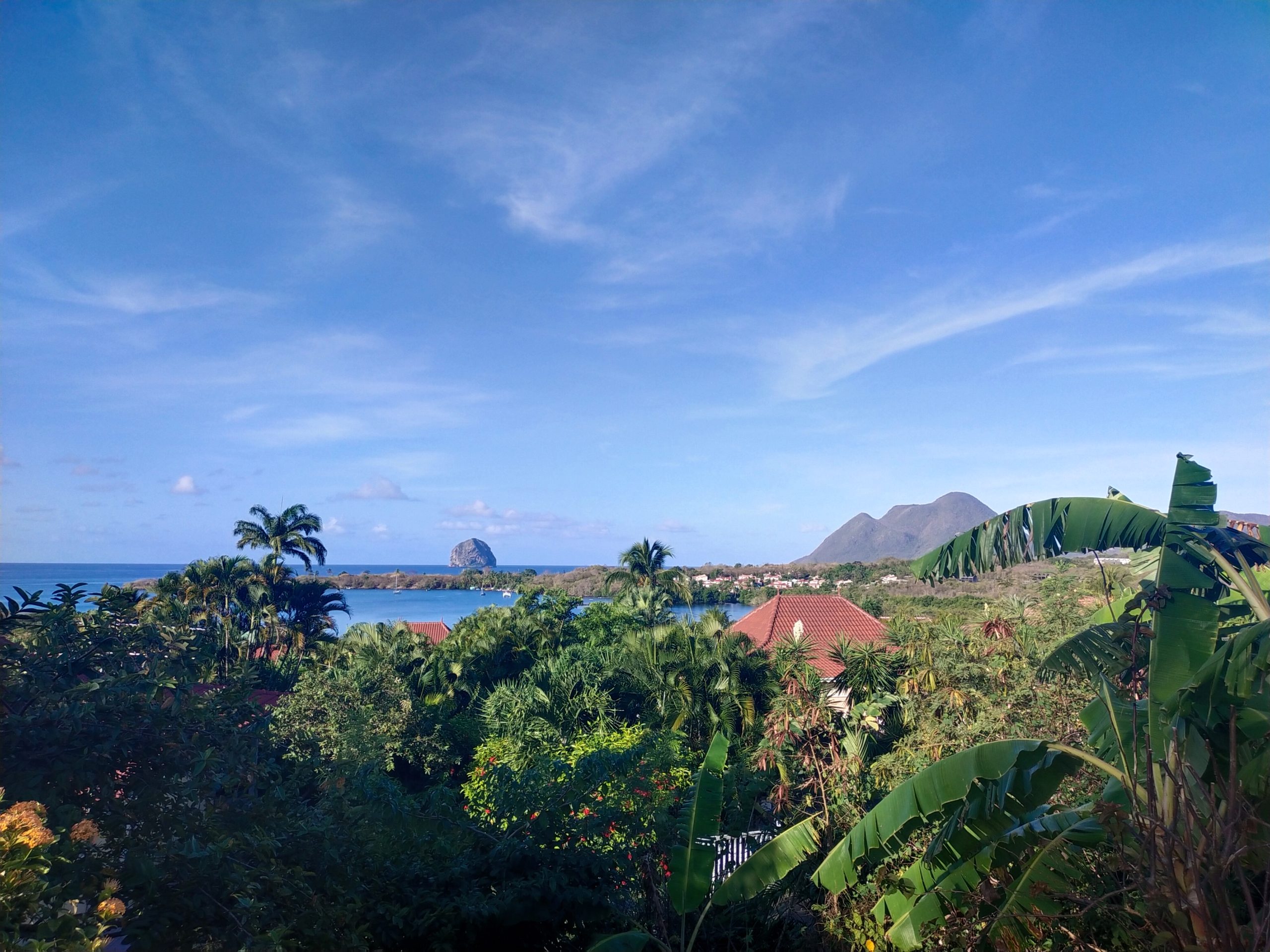 Rocheuses canadienne avec réverbération sur le lac avec kayak