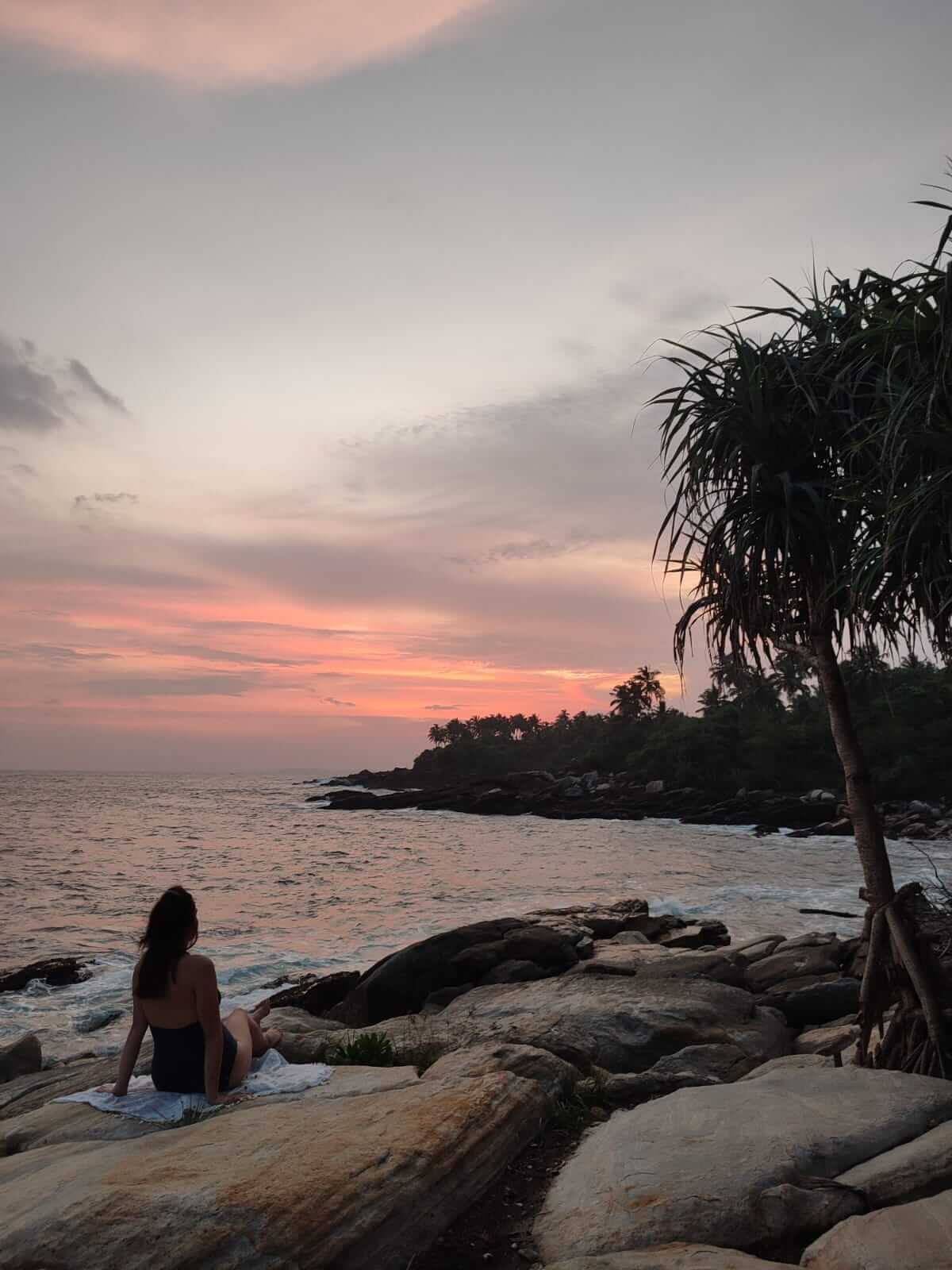plage au sri lanka coucher de soleil rose