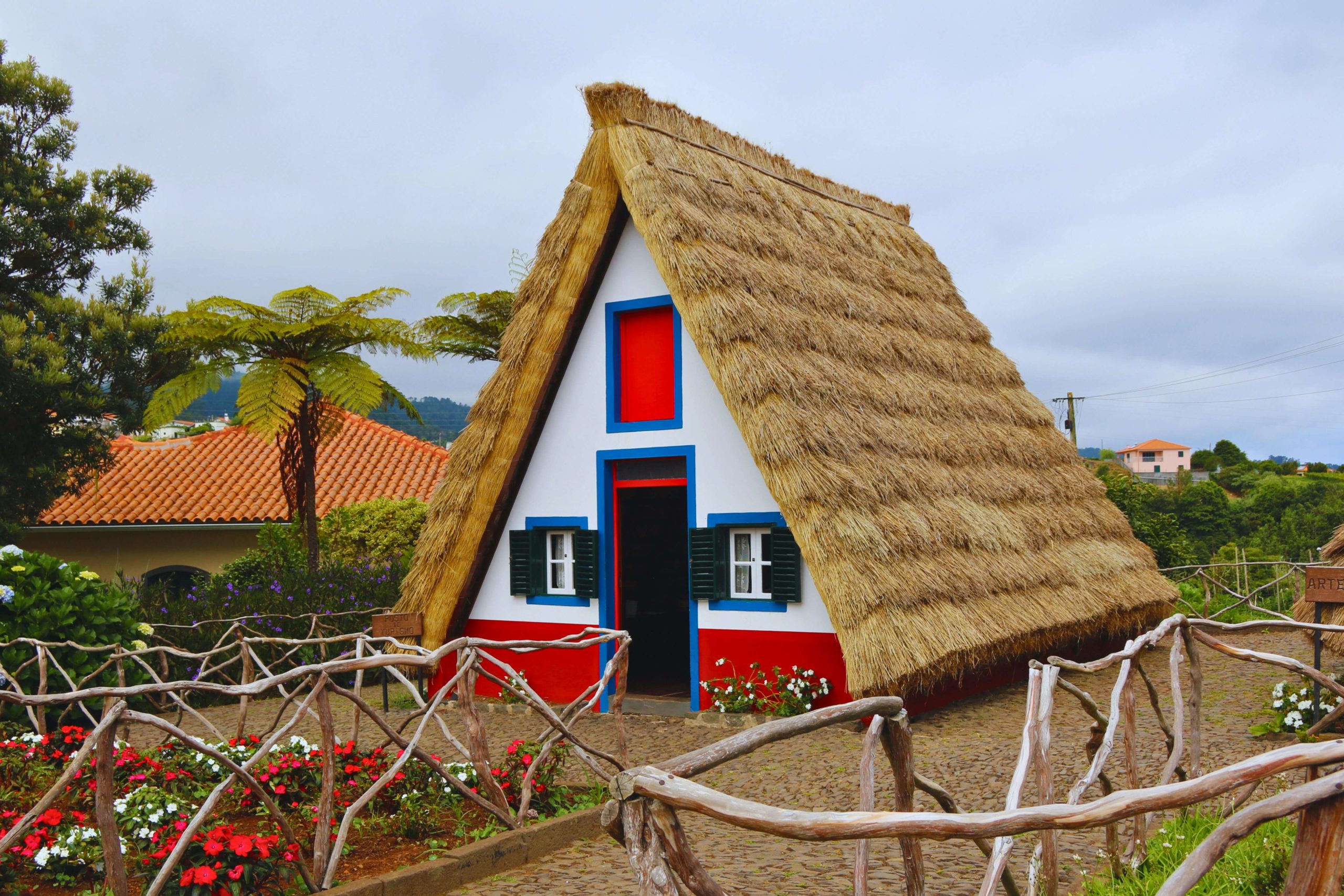 Idées voyages de noces, Maison traditionnelle en toit de chaume à Madère